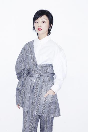 美女张瑶图片 _ 第(1)张