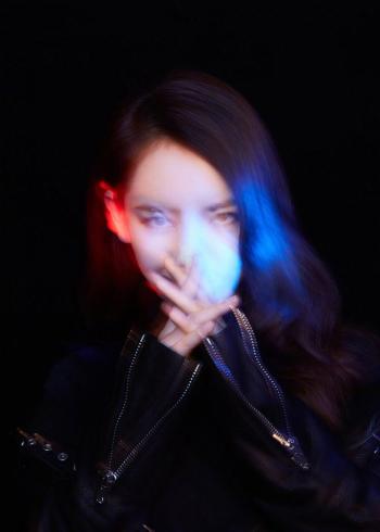 戚薇小露香肩时尚潮流街拍写真图片  戚薇图片第0张