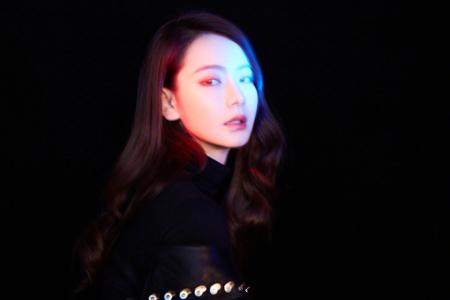 戚薇小露香肩时尚潮流街拍写真图片  戚薇图片第3张