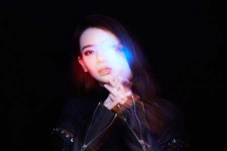 戚薇小露香肩时尚潮流街拍写真图片  戚薇图片第5张