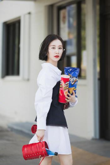 高清吉林美女演员舒畅白衬衫清爽迷人街拍高清图片第0张