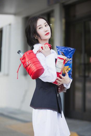 高清吉林美女演员舒畅白衬衫清爽迷人街拍高清图片第1张