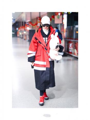 戚薇小露香肩时尚潮流街拍写真图片  戚薇图片第6张