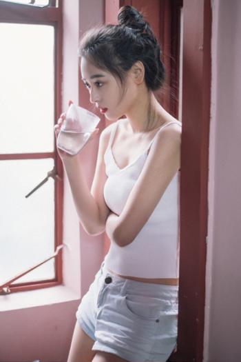 美女热裤图片 _ 第(1)张