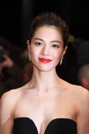 高清中国内地广东省广州女演员钟楚曦柏林电影节红毯图片第1张