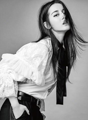 新疆乌鲁木齐美女演员迪丽热巴性感迷人写真桌面壁纸第1张