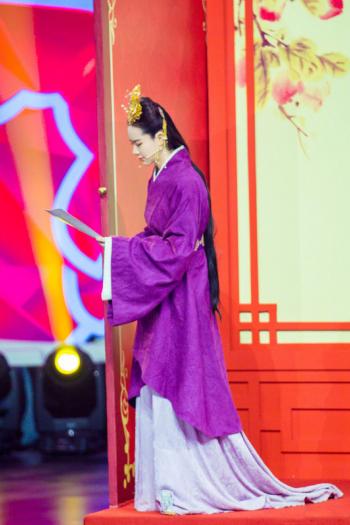 戚薇小露香肩时尚潮流街拍写真图片  戚薇图片第4张