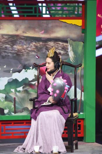 戚薇小露香肩时尚潮流街拍写真图片  戚薇图片第6张