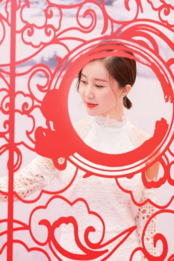 高清吉林美女演员舒畅性感镂空蕾丝长裙活动照图片第2张