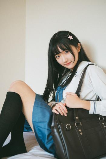 学生妹穿着天蓝色连衣裙的清纯麻花辫美女清纯养眼唯美校园写真第5张