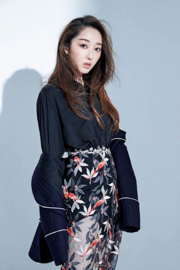 蒋梦婕黑白质感杂志封面写真图片第2张