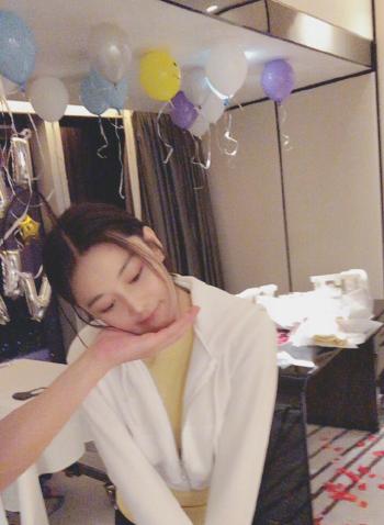 高清中国内地女演张馨予优雅气质性感写真图片桌面壁纸第0张