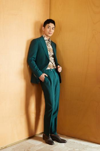 中国大陆江苏省盐城男演员朱亚文微博电影之夜西装图片第3张