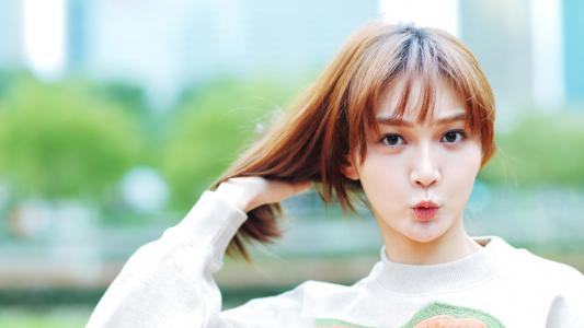中国内地上海市长宁女演员气质美女潘之琳妩媚奔放车内性感美女写真图片第3张