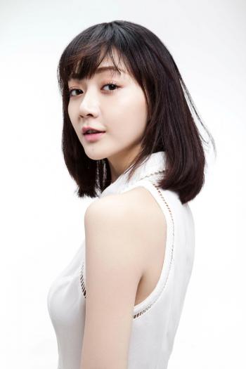中国内地上海市长宁女演员气质美女潘之琳妩媚奔放车内性感美女写真图片第2张