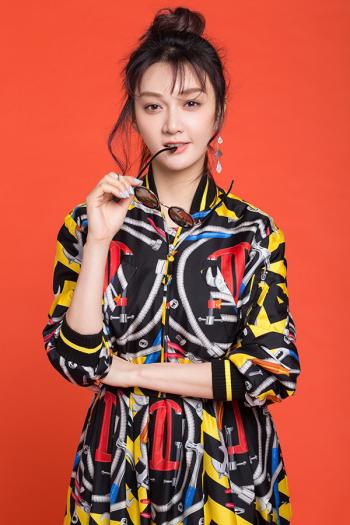 中国内地上海市长宁女演员气质美女潘之琳妩媚奔放车内性感美女写真图片第0张