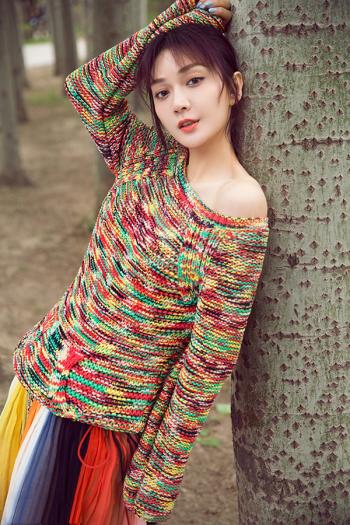 中国内地上海市长宁女演员气质美女潘之琳妩媚奔放车内性感美女写真图片第3张