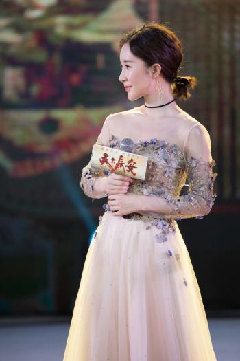 高清吉林美女演员舒畅清爽休闲时尚街拍高清图片第0张