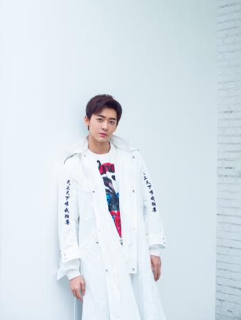 赵志伟条纹衬衫帅气街拍图片第4张