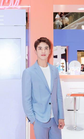 中国内地中国上海男演员许魏洲魅力写真时尚大片高清壁纸第2张