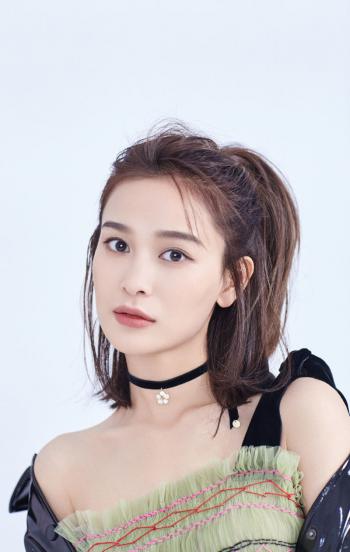 中国内地安徽女演员海铃一字肩礼服性感迷人写真图片第2张
