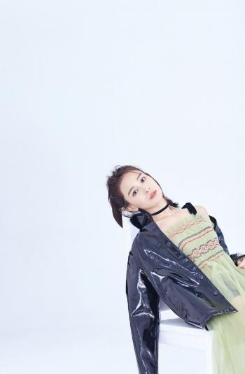 中国内地安徽女演员海铃一字肩礼服性感迷人写真图片第3张