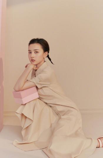 中国北京当代95后女演员小哪吒宋祖儿时尚清新写真桌面壁纸第1张