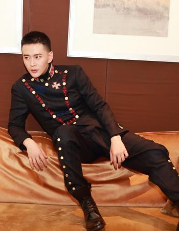 中国内地湖北省咸宁影视男演员黄宥明帅气百变时尚写真大片第3张
