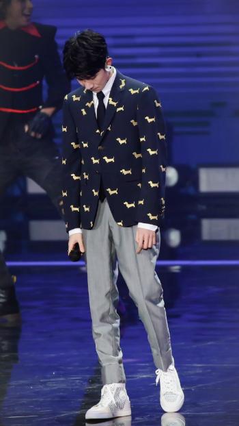 王源黑色西服正装儒雅帅气写真图片第3张