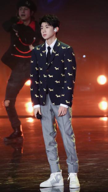 王源黑色西服正装儒雅帅气写真图片第4张