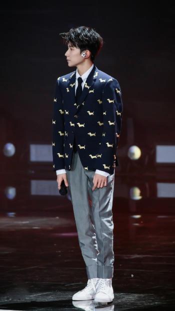 王源黑色西服正装儒雅帅气写真图片第6张