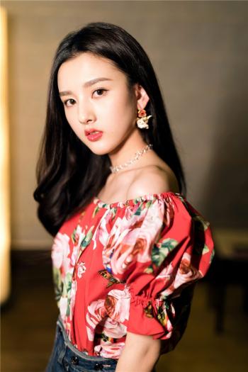 中国北京当代95后女演员宋祖儿性感优雅写真桌面壁纸第0张