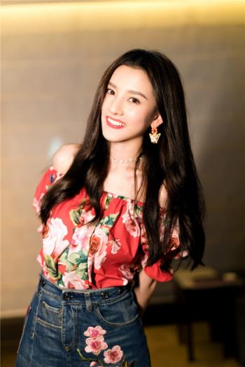 中国北京当代95后女演员宋祖儿性感优雅写真桌面壁纸第2张