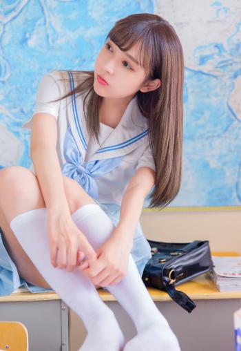 极品美女吊带短裤白丝袜诱惑写真第2张