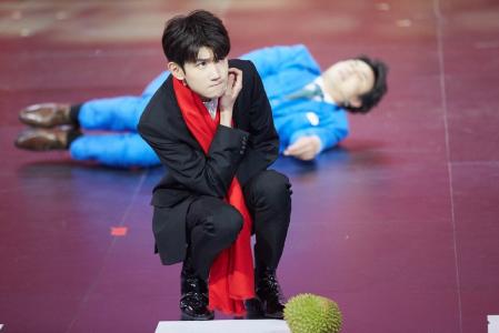 王源贴绣西装成熟帅气写真图片第0张