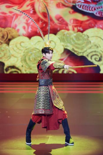 王源贴绣西装成熟帅气写真图片第2张