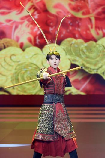 王源贴绣西装成熟帅气写真图片第6张