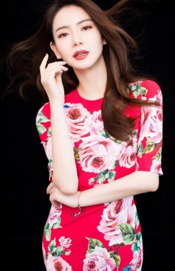 戚薇小露香肩时尚潮流街拍写真图片  戚薇图片第0张