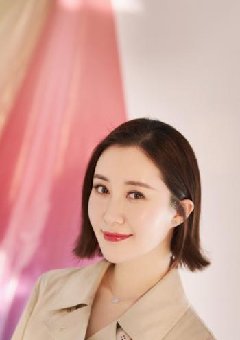 高清吉林美女演员舒畅米色风衣时尚写真图片第2张