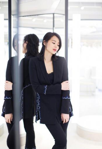 中国香港歌手女演员艳星胡杏儿性感美背诱惑写真第0张