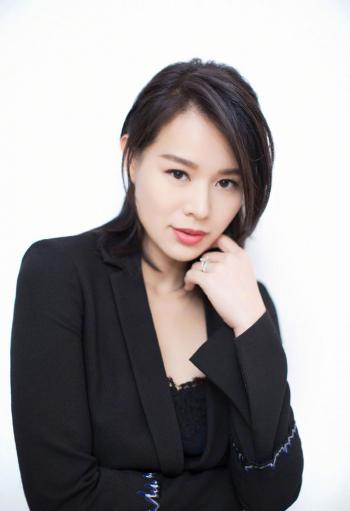 中国香港歌手女演员艳星胡杏儿性感美背诱惑写真第3张