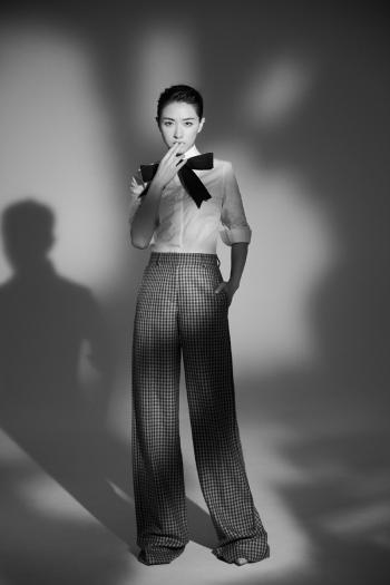万茜OL装扮干练性感杂志写真图片第2张