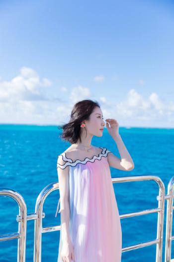 高清吉林美女演员舒畅春日街拍图片第3张