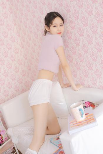 极品美女吊带短裤白丝袜诱惑写真第3张