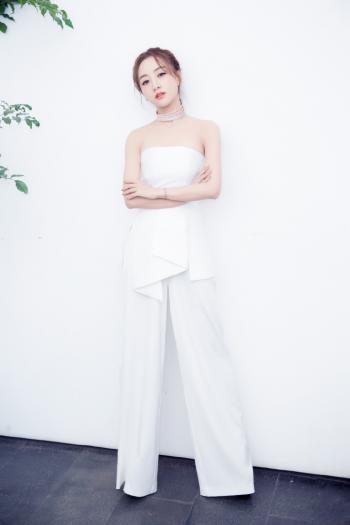 高清中国内地云南保山女演员杨蓉傲人粉色抹胸裙性感美腿诱人写真图片第0张