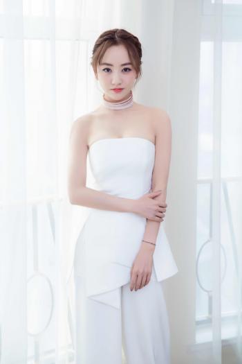 高清中国内地云南保山女演员杨蓉傲人粉色抹胸裙性感美腿诱人写真图片第1张