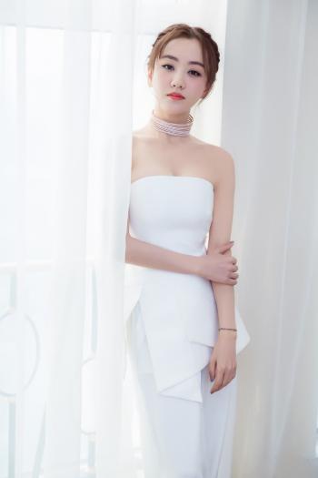 高清中国内地云南保山女演员杨蓉傲人粉色抹胸裙性感美腿诱人写真图片第3张
