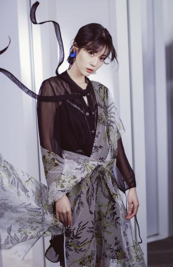 高清北京美女李溪芮超美时尚杂志封面大片第1张