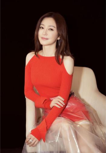 秦岚裸肩塑料风长裙知性优雅写真图片第5张