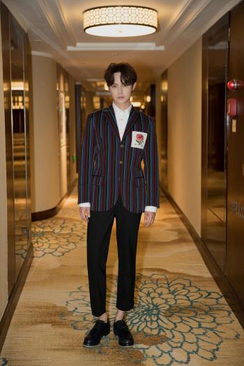 尹正帅气儒雅写真图片第0张
